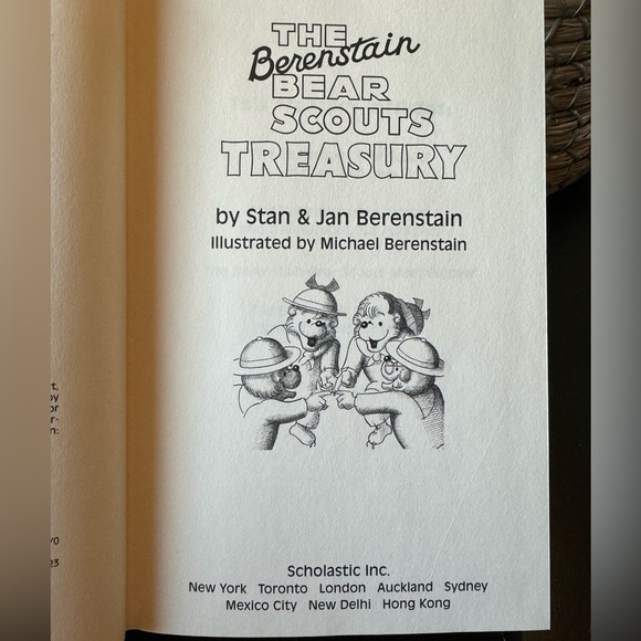 VINTAGE 2000 The Berenstain Bear Scouts Treasury Hardback Children’s Book - Picture 7 of 11